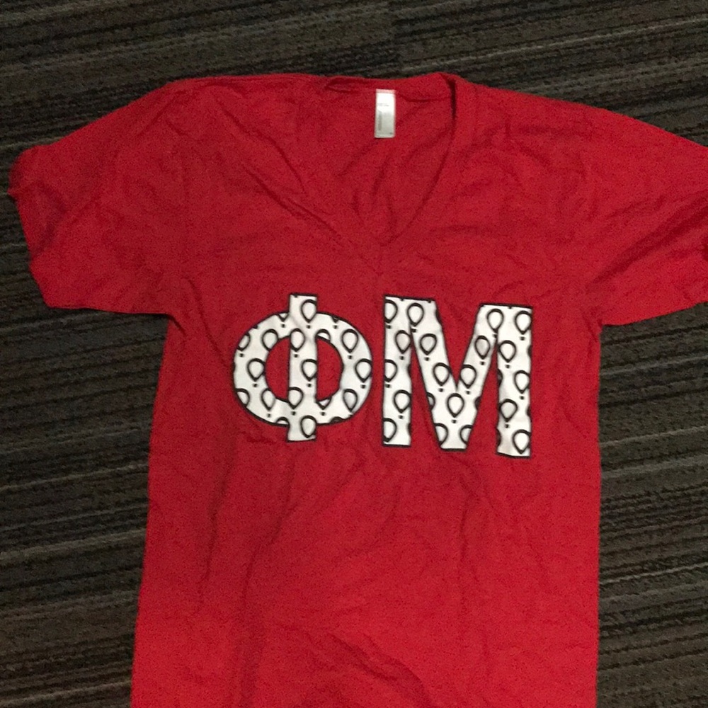 phi mu tee with cmnh bubbles